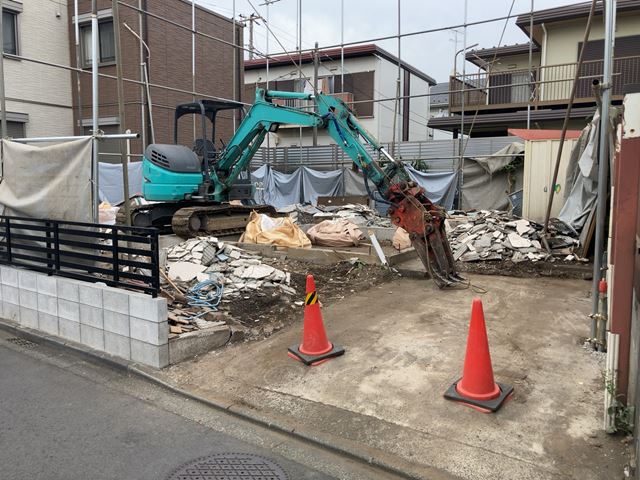 神奈川県相模原市大野台の木造2階建て家屋解体工事中の様子です。